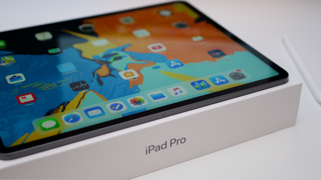 iPhone 13 Pro Max - Unboxing, Setup and First Look 